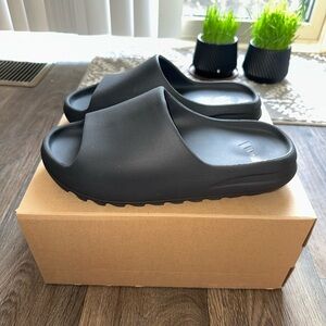 adidas Yeezy Slide ‘Onyx’